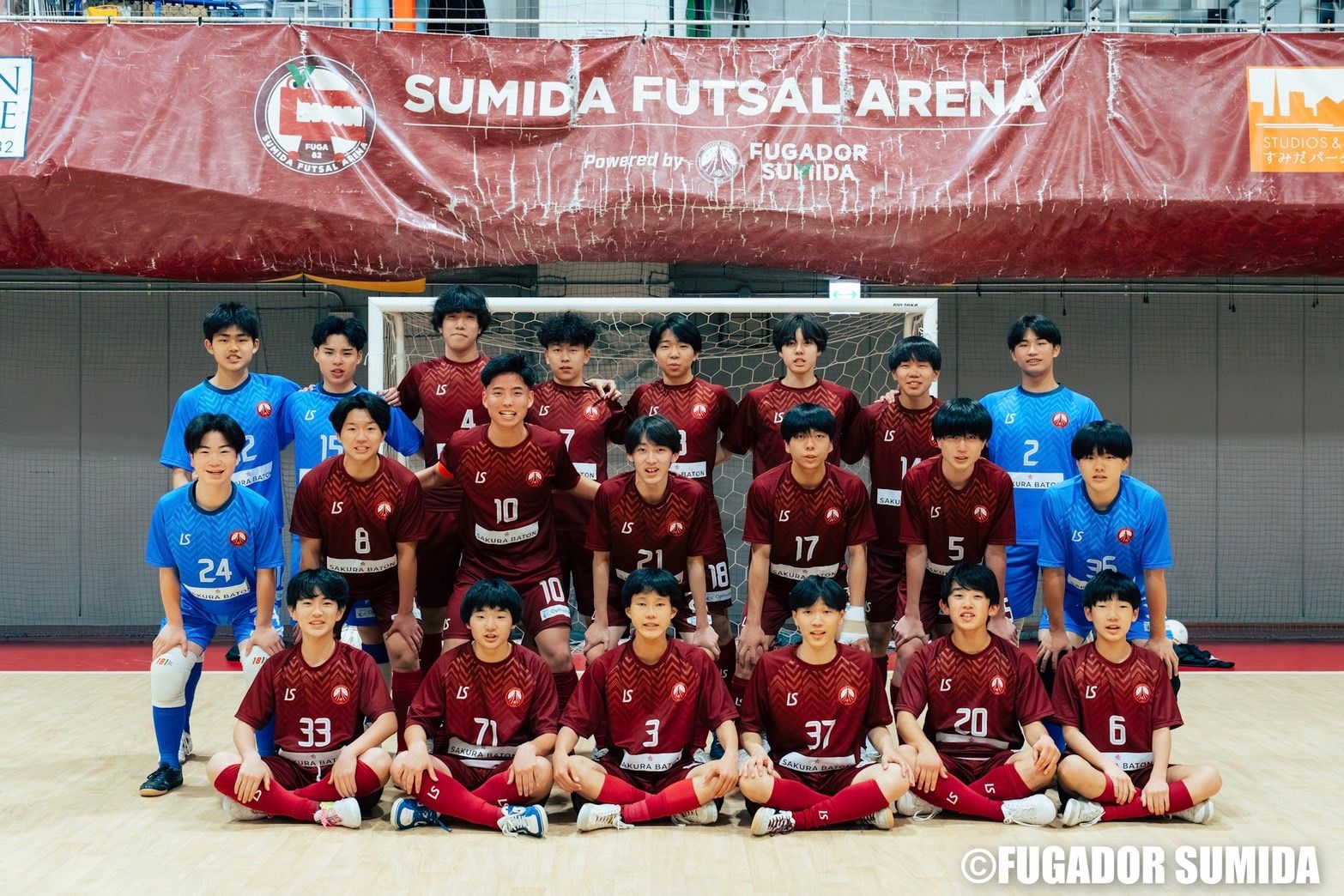 SAKURA BATONのロゴが入ったユニフォームを着て並ぶフウガドールすみだ Falcons（U-18）の選手たち